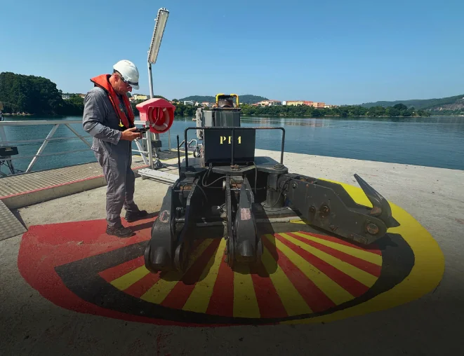 Service of quick release mooring hooks