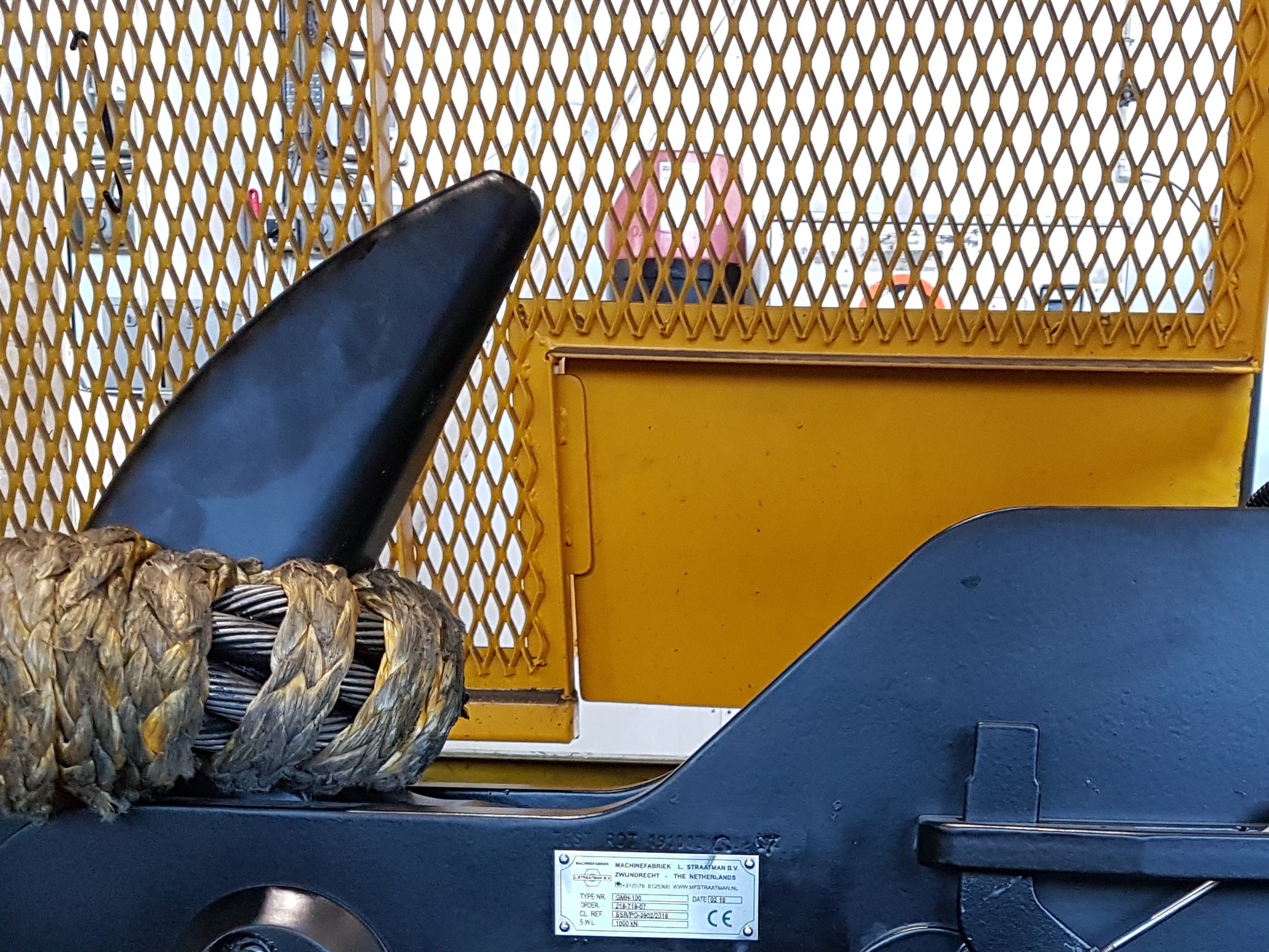 straatman-quick-release-mooring-hook-in-testing-machine